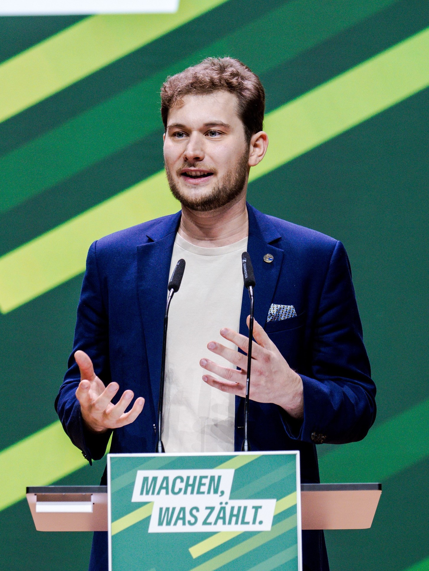Niklas Nienaß hält eine Rede auf dem Parteitag in Karlsruhe.